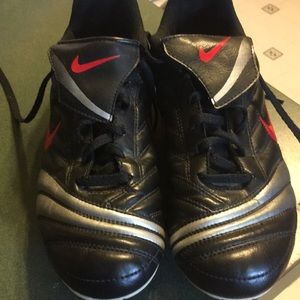 Nike soccer cleats girls 5.5
